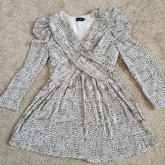 PrettyLittleThing Dalmation Polka Dot V-Neck Mini Dress - Picture 2 of 8